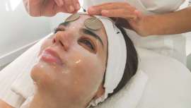 Este protocolo antiedad actúa sobre la piel como escudo protector frente a la polución, evitando la oxidación, aumenta la capacidad biosensora de la piel, estimula la síntesis de colágeno y logra una hidratación y nutrición óptimas