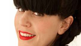 Lola Gómez, conocida como Lolita en el mundo del maquillaje, es una cordobesa afincada en Madrid desde hace ya 16 años, apasionada del maquillaje y de todas sus derivaciones artísticas, lo que hace de ella una profesional todoterreno