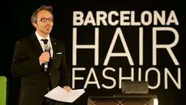 El estilista invita a desarrollar la parte comercial para hacer más profesionales a los asistentes al curso. Como consejeros de belleza, la comunicación y el consejo son básicos a la hora de contactar con la clientela. Catalán explica cómo hacerlo 