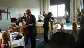 Alcántara Cosmética organizó un atelier de recogidos al que asistieron numerosos profesionales de la zona. Se presentaron estilos originales, elegantes y con un acabado perfecto