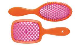 Presentados en formato raqueta y ovalado, estos cepillos tienen orificios en la pala, lo que permite la circulación del aire y favorece el secado