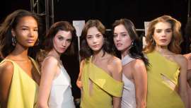 Antonio Corral Calero, embajador global de Moroccanoil, fue el encargado de la peluquería en este desfile