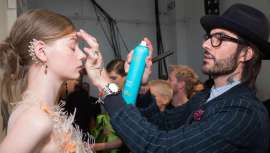 Antonio Corral Calero, embajador global de Moroccanoil, fue el encargado de la peluquería en este desfile