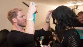 El director artístico de Moroccanoil, Kevin Hughes, fue el encargado de la peluquería en este desfile