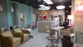 La firma cuenta con un amplio portfolio de modelos y precios a elegir por los profesionales del mundo de la belleza. Mobiliario de calidad y fabricación europeas, creados bajo criterios sostenibles y medioambientales 