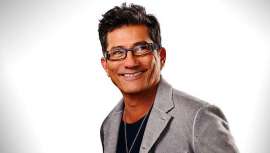 La Professional Beauty Association (PBA) ha galardonado a Sam Villa, cofundador de la firma del mismo nombre y embajador artístico global de Redken, con el North American Hairstyling Awards (NAHA) 2017 Lifetime Achievement Award