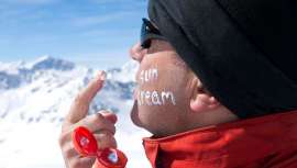 Verano, sol y playa son tres ingredientes que unidos se reconocen como el gran enemigo de la piel, pero no son los únicos. Ciertas prácticas deportivas de invierno pueden también perjudicar la piel