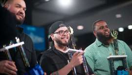 El 25 de marzo, la firma estrenó su primera competición de grooming sobre el escenario principal del Americas Beauty Show. Un total de 14 participantes mostraron sus habilidades con las máquinas de corte en el CosmoProf Center Stage 