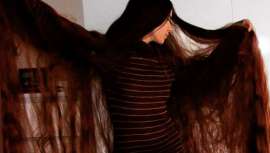 La rusa Aliia Nasyrova lleva dos décadas sin cortarse el pelo. El resultado es una cabellera larguísima que pesa dos kilos. Nasyrova ha publicado un video en Instagram donde muestra cómo se hace una trenza que supera los dos metros de largo