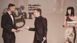 Mikel Luzea 20 años de ilusión repasa las dos décadas de trabajo del conocido estilista con su propia firma de peluquería. El documental incluye intervenciones de sus seres queridos que permiten conocer mejor a Luzea fuera de los focos