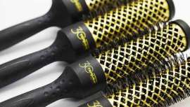 A empresa apresenta a escova “Evolution Gold” de edição limitada, uma mensagem pelos seus 30 anos dedicados ao cuidado do cabelo. Uma escova apresentada na cor dourada que incorpora um desenho “premium” para cabelos delicados e sensíveis