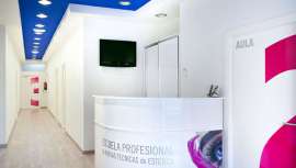 La escuela se creó hace más de 14 años y está homologada por la Consejería de Educación y Ciencia. Además de avalada por una experiencia de más de 25 años formando profesionales de la estética