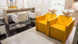 El amarillo es tendencia y Amabilia lo incorpora a su mobiliario y accesorios de peluquería para conseguir un ambiente acogedor y luminoso