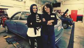 Hace cuatro años, el taller mecánico Girls Auto Clinic abrió sus puertas en Filadelfia (Estados Unidos). Recientemente, el negocio amplió sus instalaciones, incorporando el nuevo salón de belleza Clutch Beauty Bar