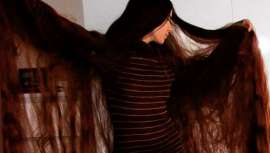 A russa Aliia Nasyrova não corta o seu cabelo há duas décadas. O resultado é uma enorme cabeleira que pesa quilos. Nasyrova publicou um vídeo no Instagram onde mostra como se faz uma trança com mais de dois metros de comprimento.