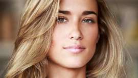 Tal como a composição, a cor do cabelo marca o estilo de cada pessoa.  Para as clientes que não se atrevem a fazer colorações permanentes e que resistem à mudança mas querem cuidar dos seus cabelos, o banho de cor Dia é a melhor opção