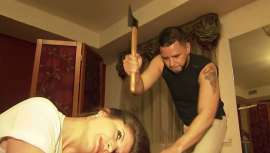 El estilista Daniil Istomin desafía a todos aquellos que utilizan la tijera como principal herramienta para cortar el cabello. El ruso ha creado una metodología de trabajo curiosa, ya que se sirve de la típica hacha empleada para talar árboles 