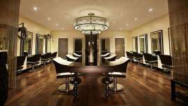 Uno de los mayores retos a la hora de diseñar un salón de peluquería es el de contar con un concepto basado en una distribución acorde con las necesidades del cliente, junto con una armonía entre volúmenes, materiales, texturas e iluminación