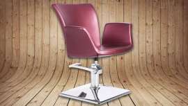 Este sillón, buque insignia de Italor, con sus líneas sinuosas y elegantes está incluido en el catálogo Business Concept de Collection 17-Concept Series. El modelo se presenta tapizado en un tono burdeos metalizado que no pasa desapercibido 