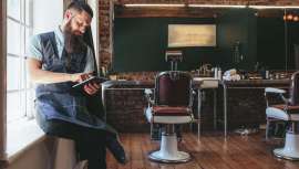 Una investigación realizada por la compañía de software Mojo y la firma de barbería The Bluebeards Revenge, revela que el 54% de los hombres prefiere usar un sitio web o una aplicación para reservar un corte de pelo