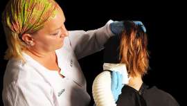 O método AirAllé, que não usa produtos químicos, consiste em dissecar os parasitas e aspirá-los de forma rápida com uma boquilha especial.