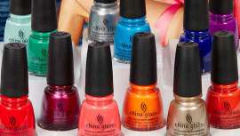 Engloba una combinación de tonos con acabado crema más tradicionales y tonos shimmer con un brillo sutil para deslumbrar en las noches de verano 