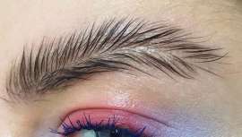 La maquilladora finlandesa Stella Sironen compartió una foto en las redes a modo de broma, mostrando sus cejas peinadas formando una pluma. Pero la abrumadora respuesta de sus seguidores convirtió su atrevimiento en la tendencia de la temporada