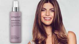Living Proof dá a conhecer este spray acondicionador que desembaraça e atua em profundidade. Além de hidratar, o Restore Perfecting Spray proporciona força, maneabilidade, suavidade e brilho