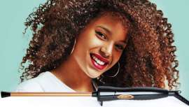 Perfect Beauty presenta esta tenacilla con barril rectangular extradelgado que facilita la realización de looks rizados cerrados y duraderos