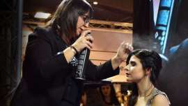 A postiçaria é um ramo de cabeleireiro encarregada de criar próteses capilares que perseguem vários objetivos: cobrir a falta de cabelo, mudar a imagem, caracterizar uma personagem, etc. A sua relevância aumenta de cara às novas tendências