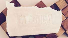 São várias as vantagens que favorecem o uso destes cosméticos capilares. Os champôs sólidos são elaborados a partir de ingredientes naturais, por isso não contêm substancias químicas (sulfatos, parabenos, etc), que irritem o couro cabeludo.