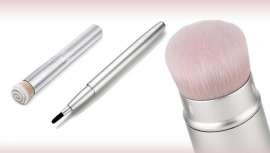 A nova linha inclui um pincel retrátil, denominado Kabuki Brush, ideal para aplicar produtos em creme ou em pó