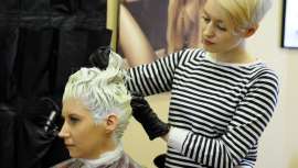 Este óleo cristalino incolor, branco ou cor de palha, com um odor algo desagradável, é um ingrediente básico em tratamentos de descoloração que aclaram o cabelo natural ou tingido. Vale a pena conhecê-lo melhor para saber com que produtos trabalhamos