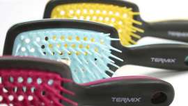 Los nuevos cepillos de Térmix se presentan en llamativos colores y en un atractivo expositor. Su punto fuerte es que evitan los molestos tirones gracias a sus púas de caucho ultraflexibles