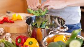 Inmaculada Canterla, farmacéutica miembro de la SEMAL y la SEMCC, quiere concienciar sobre la importancia de una alimentación saludable durante el verano, enfocada a aumentar la fotoprotección de la piel