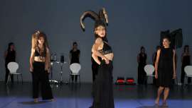 Medio millar de personas se dejaron seducir por la puesta en escena del hair show Darkqueens que tuvo lugar el 12 de junio. La trama giraba alrededor de una lucha tribal entre tres reinas enemigas, quienes midieron sus fuerzas en el escenario