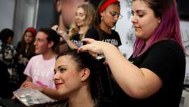 La Academia de Peluquería Cazcarra da algunas pautas para cortar y peinar este tipo de cabello con el propósito de lograr ese movimiento, definición y brillo característico de las melenas curly más famosas 