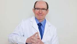 En verano, debemos extremar las precauciones y evitar los rayos del sol. Arranca la campaña contra el cáncer de piel y la protección de la piel en épocas estivales. El doctor nos lo explica en esta entrevista