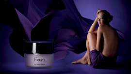 Decididamente feminina, Fleurs destaca o poder das flores na sua dimensão científica, poética e sensorial para oferecer uma cosmética eficaz e emocional