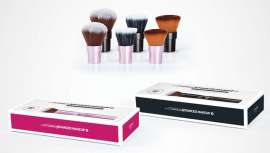 Con su cabezal de giro 360º y sus fibras sintéticas extra suaves, se consigue un maquillaje profesional en segundos 