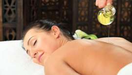 Los aceites esenciales son utilizados desde hace miles de años en la cosmética. En este caso, analizamos el aceite de camelia, que procede de un arbusto en el que se extraen las semillas para hacer geles, cremas y otros cosméticos