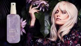 Kevin.Murphy presenta este tratamiento con potenciadores del color, abrillantadores ópticos y suavizantes naturales que hidratan, restauran y reparan las tonalidades indeseadas de los cabellos rubios, grises, con mechas o reflejos
