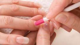 As unhas de gel destacam-se pelo seu aspeto mais natural e brilhante e a sua cura rápida