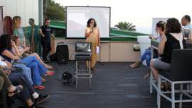 La fundadora de la firma Tierra y Agua, Esther Martí, dio a conocer esta coloración, libre de químicos y tóxicos, en el encuentro que tuvo lugar el pasado 6 de julio en la terraza del bar Merbeyé, situado en la cúspide de la avenida del Tibidabo 