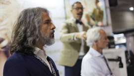 Esta ferramenta profissional de Termix, de cor preta e tato velvet, é perfeita para recriar qualquer look masculino