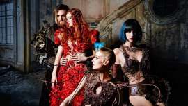 En esta colección, Klaus Peter Ochs, dramaturgo de la escena internacional de la peluquería, concibe el cabello como alianza indestructible entre la moda y el arte de la fotografía, dejándonos imágenes de genialidad absoluta