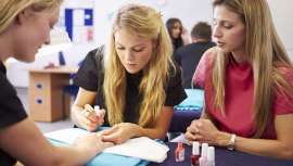 Es proveedor de productos para los centros y una escuela de formación donde los profesionales entran directamente en el mundo laboral