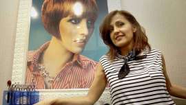 Una exposición muestra la evolución, durante los últimos 30 años, del conocido salón y de su propietaria, la estilista Amparo Fernández