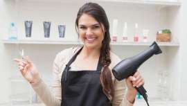 El 25 de agosto se celebra, un año más, el Día del Peluquero. Jornada en la que los profesionales suelen obsequiar y mimar a sus clientes con peinados, recogidos y looks especiales