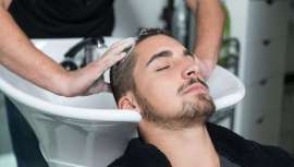 Aunque el paciente se someta a técnicas avanzadas, como la FUE, no está de más seguir una serie de consejos para el cuidado cutáneo de la zona. Especialmente en verano